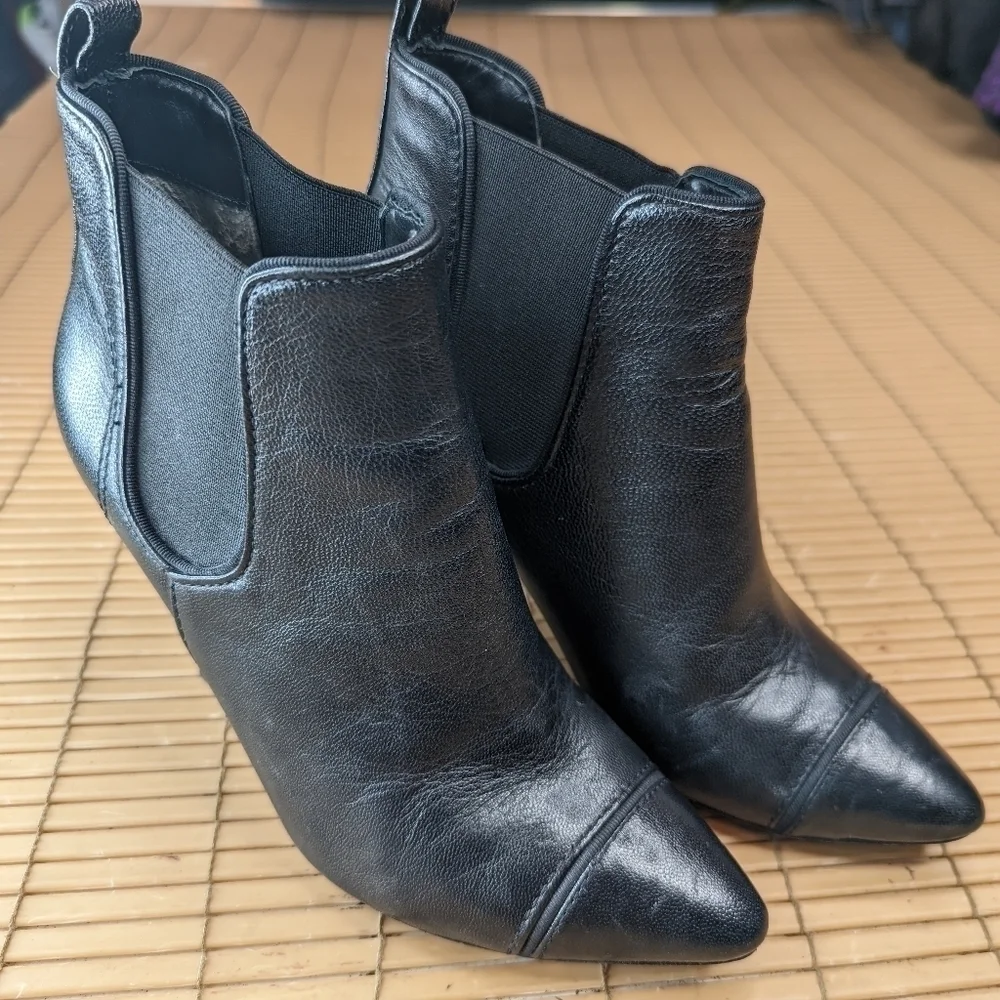 TORY BURCH 166132 Black Leather Pointy Cap Toe Booties Gold Logo Heel size 7 M.
